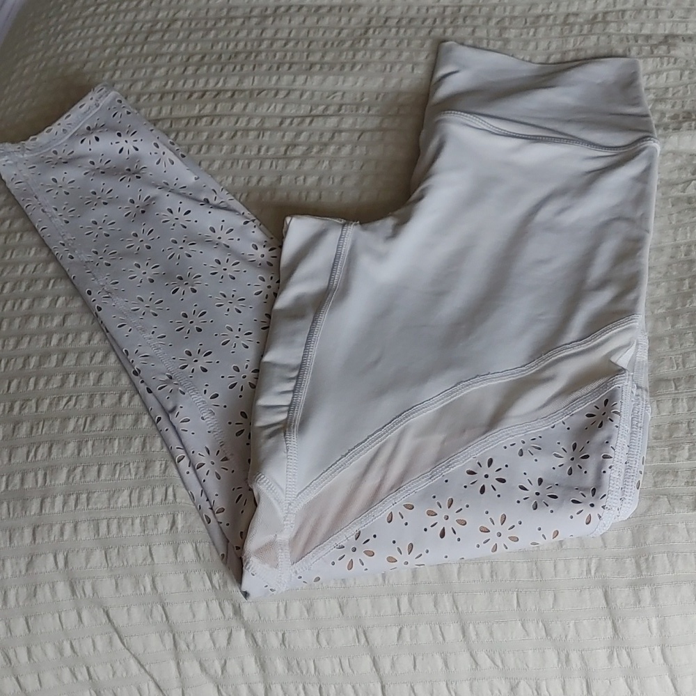 🌻Women's White Chill Play Floral Cut-out Aerie Leggings size small - Picture 3 of 9